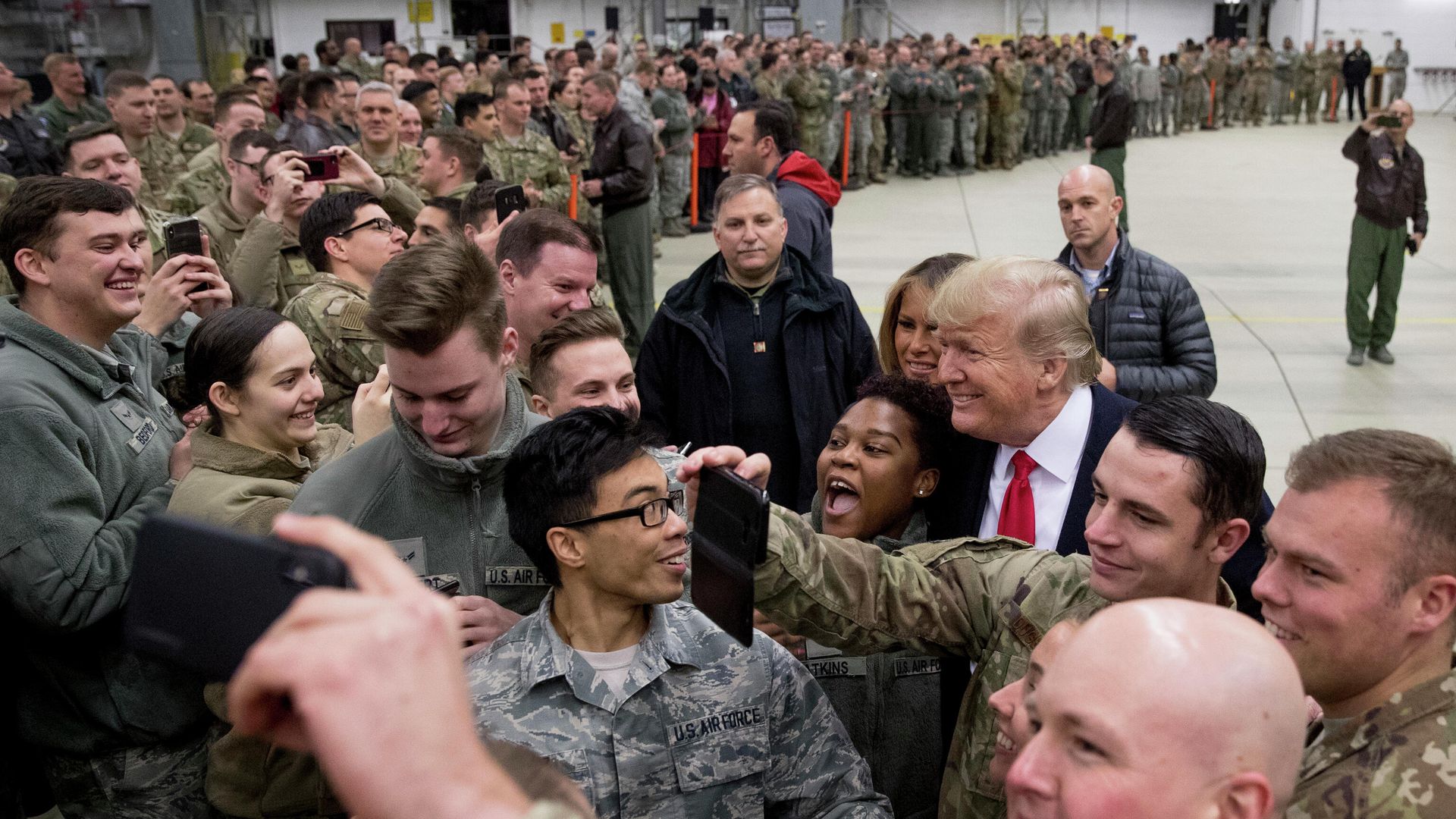 Президент США Дональд Трамп на военной авиабазе Рамштайн, Германия Президент США Дональд Трамп на военной авиабазе Рамштайн, Германия - РИА Новости, 1920, 10.08.2020