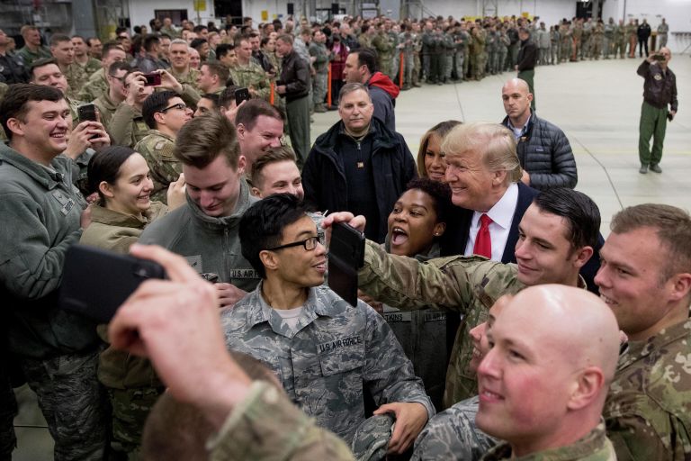 Президент США Дональд Трамп на военной авиабазе Рамштайн, Германия