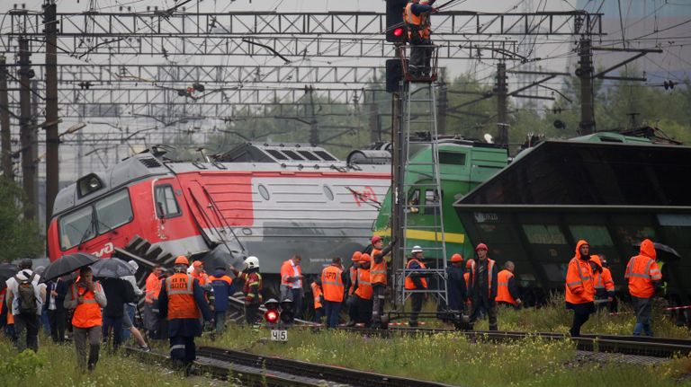 Электровозы грузовых составов, сошедшие с рельсов после столкновения на станции Купчинская во Фрунзенском районе Санкт-Петербурга