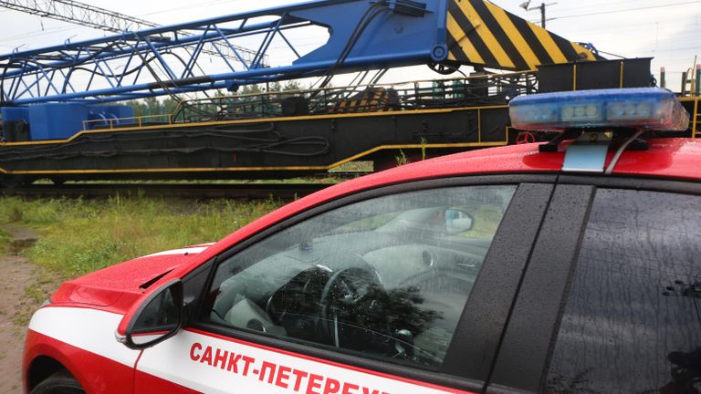 Автомобиль пожарной службы на месте столкновения электровозов грузовых составов на станции Купчинская во Фрунзенском районе Санкт-Петербурга