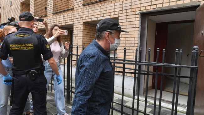 Актер Михаил Ефремов у здания Пресненского суда Актер Михаил Ефремов у здания Пресненского суда