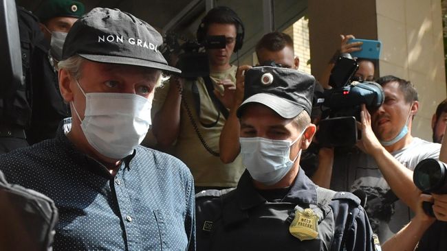 Актер Михаил Ефремов у здания Пресненского суда Актер Михаил Ефремов у здания Пресненского суда