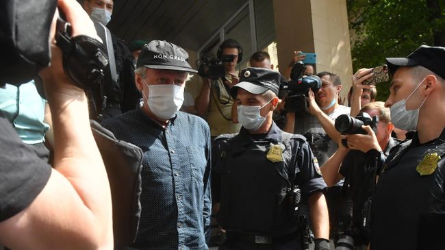 Актер Михаил Ефремов у здания Пресненского суда Актер Михаил Ефремов у здания Пресненского суда
