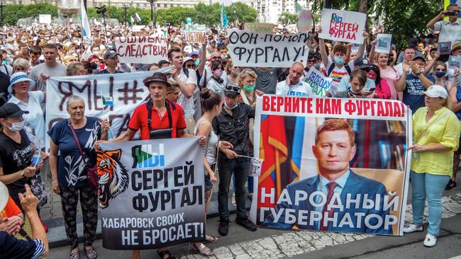 Участники несанкционированной акции в поддержку губернатора Хабаровского края Сергея Фургала в Хабаровске Участники несанкционированной акции в поддержку губернатора Хабаровского края Сергея Фургала в Хабаровске