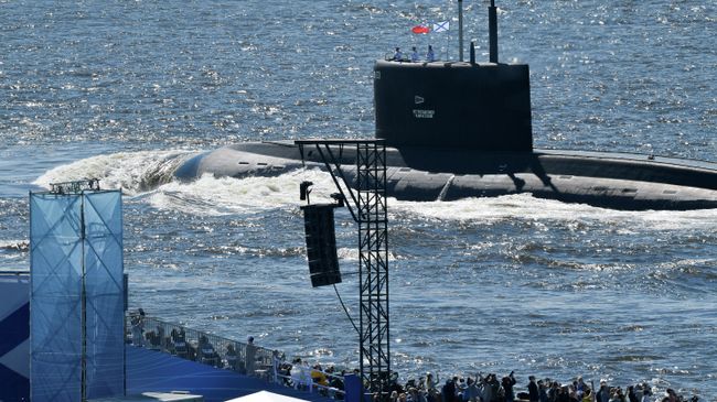 Подводная лодка Б-274 Петропавловск-Камчатский во время Главного военно-морского парада по случаю Дня ВМФ на Кронштадтском рейде Подводная лодка Б-274 Петропавловск-Камчатский во время Главного военно-морского парада по случаю Дня ВМФ на Кронштадтском рейде
