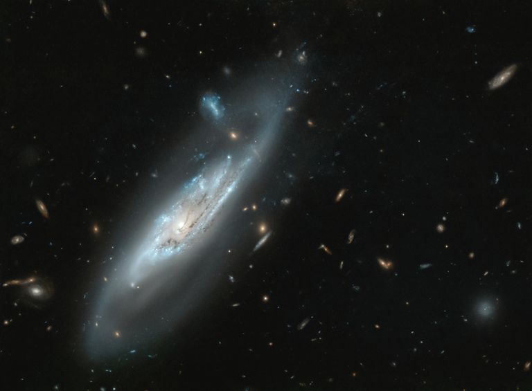 Спиральная галактика с перемычкой NGC 4848 Спиральная галактика с перемычкой NGC 4848