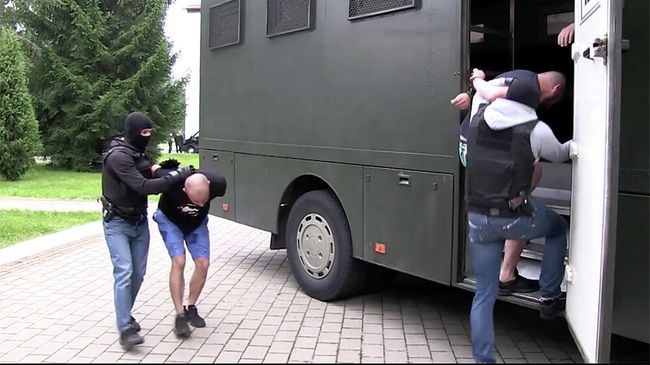 Кадр оперативного видео задержания предположительно 32 членов частной военной компании в Белоруссии Кадр оперативного видео задержания предположительно 32 членов частной военной компании в Белоруссии