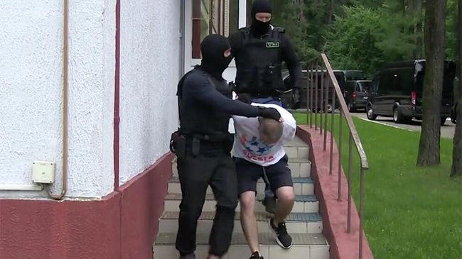 Кадр оперативного видео задержания предположительно 32 членов частной военной компании в Белоруссии Кадр оперативного видео задержания предположительно 32 членов частной военной компании в Белоруссии