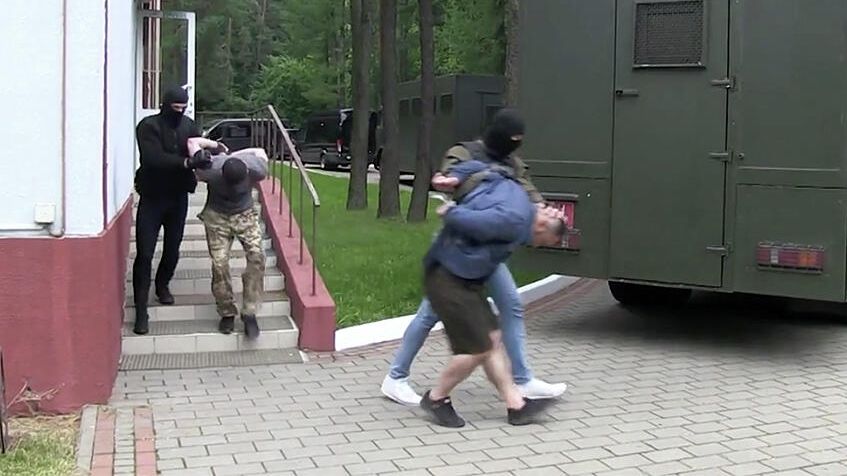 Кадр оперативного видео задержания предположительно 32 членов частной военной компании в Белоруссии Кадр оперативного видео задержания предположительно 32 членов частной военной компании в Белоруссии - РИА Новости, 1920, 19.08.2020