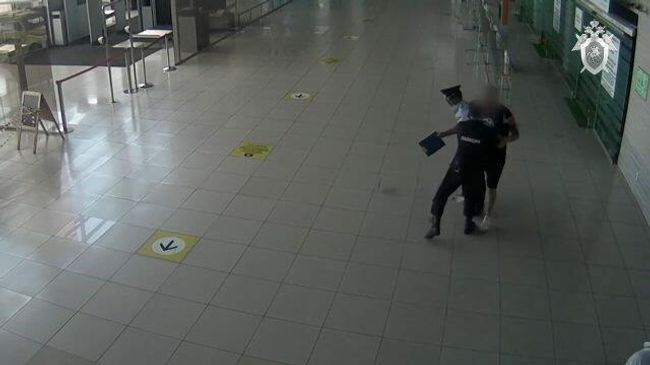 В аэропорту Екатеринбурга мужчина напал на сотрудника полиции. Кадры СК В аэропорту Екатеринбурга мужчина напал на сотрудника полиции. Кадры СК