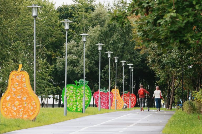 Аллея в парке Яблоневый сад в Бирюлево Западном Аллея в парке Яблоневый сад в Бирюлево Западном