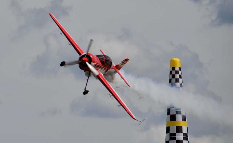 Самолет Су-29 в небе во время соревнований III чемпионата России по самолетному спорту в дисциплине Авиагонки - Формула-1 в подмосковном Серпухове Самолет Су-29 в небе во время соревнований III чемпионата России по самолетному спорту в дисциплине Авиагонки - Формула-1 в подмосковном Серпухове