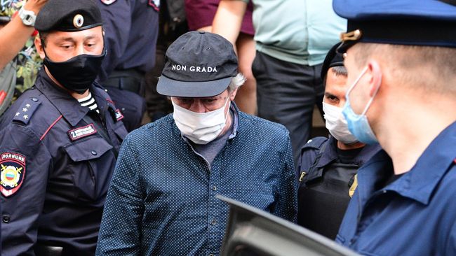 Актер Михаил Ефремов у Пресненского суда Москвы Актер Михаил Ефремов у Пресненского суда Москвы
