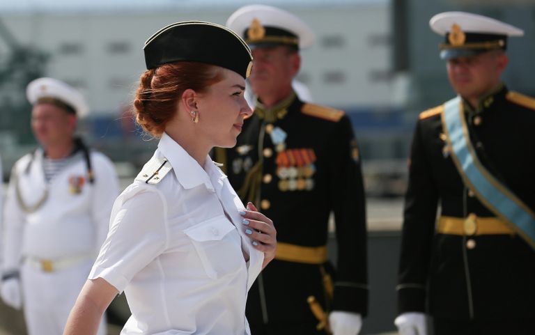 Моряки Черноморского флота ВМФ России на параде в честь Дня Военно-морского флота на Новороссийской военно-морской базе Моряки Черноморского флота ВМФ России на параде в честь Дня Военно-морского флота на Новороссийской военно-морской базе