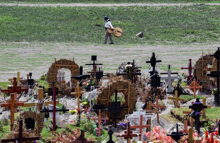Родственник умершего от Covid-19 на кладбище в Пантеона Валье-де-Чалько, штат Мехико Родственник умершего от Covid-19 на кладбище в Пантеона Валье-де-Чалько, штат Мехико