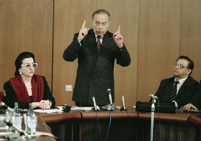Гейдар Алиев выступает на пресс-конференции накануне выборов президента Азербайджана