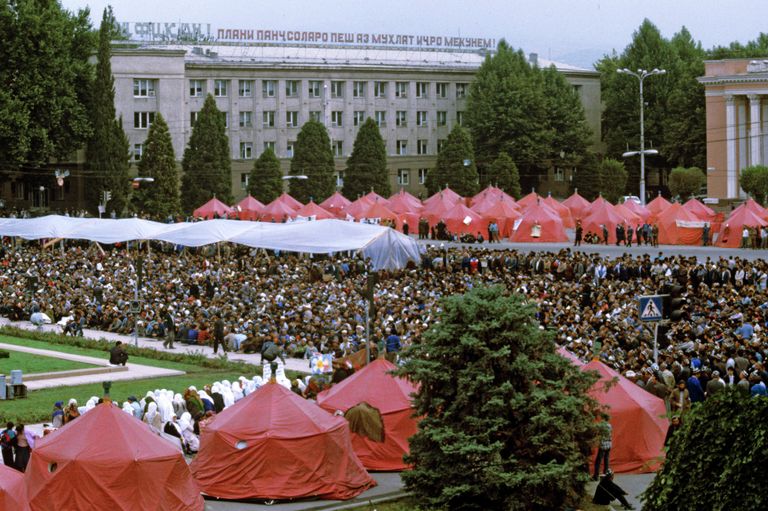 Митинг на площади Свободы. Требования митингующих: отмена чрезвычайного положения, отставка с поста Председателя Верховного Совета республики Рахмона Набиева, роспуск парламента