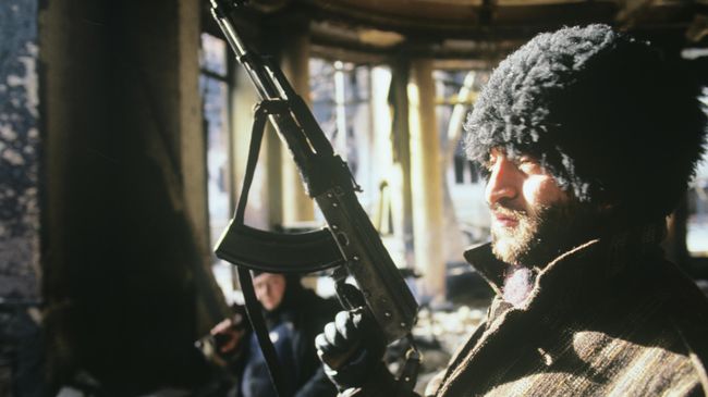 На улицах Тбилиси в дни вооруженного конфликта между сторонниками первого президента Грузии Звиада Гамсахурдии (звиадисты) и объединенной оппозицией