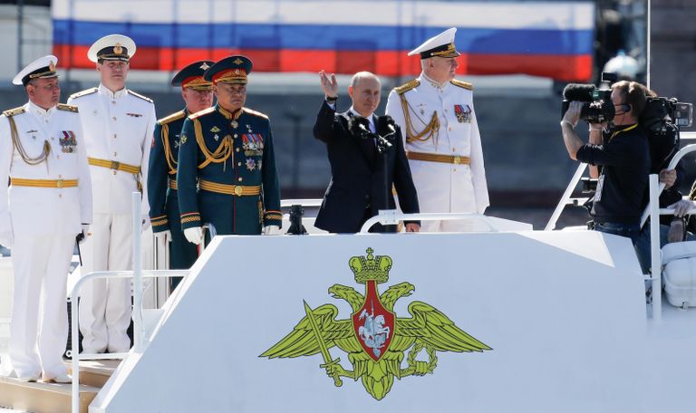 Президент РФ, верховный главнокомандующий Владимир Путин приветствует участников Главного военно-морского парада по случаю Дня Военно-морского флота РФ в акватории Невы в Санкт Петербурге