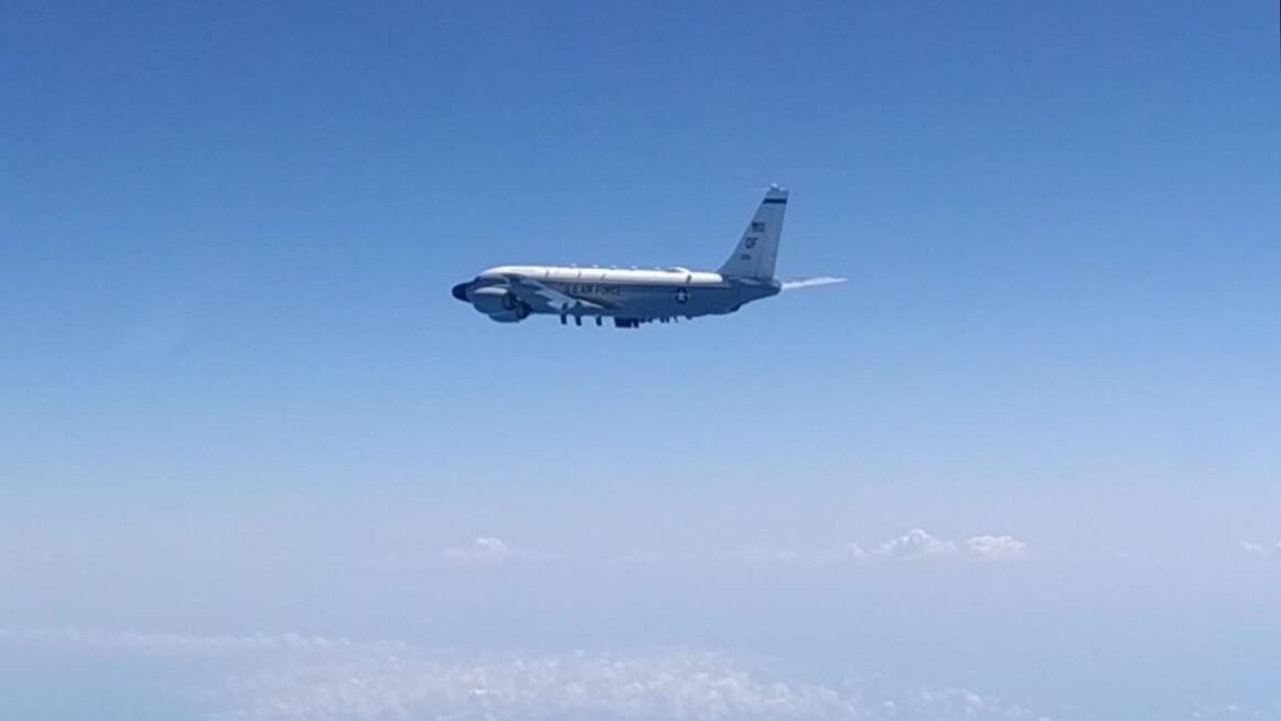 Самолет-разведчик США RC-135, перехваченный российским Су-27 над Черным морем Самолет-разведчик США RC-135, перехваченный российским Су-27 над Черным морем - РИА Новости, 1920, 14.12.2020