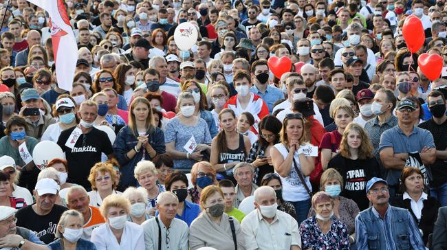 Участники митинга-встречи кандидата в президенты Беларуси Светланы Тихановской с избирателями в парке Дружбы народов в Минске Участники митинга-встречи кандидата в президенты Беларуси Светланы Тихановской с избирателями в парке Дружбы народов в Минске