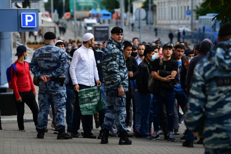 Мусульмане в день праздника жертвоприношения Курбан-байрам возле Московской Соборной мечети Мусульмане в день праздника жертвоприношения Курбан-байрам возле Московской Соборной мечети