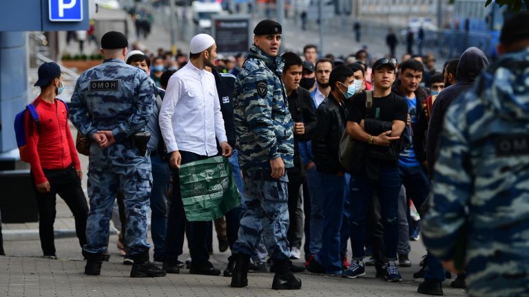 Мусульмане в день праздника жертвоприношения Курбан-байрам возле Московской Соборной мечети Мусульмане в день праздника жертвоприношения Курбан-байрам возле Московской Соборной мечети