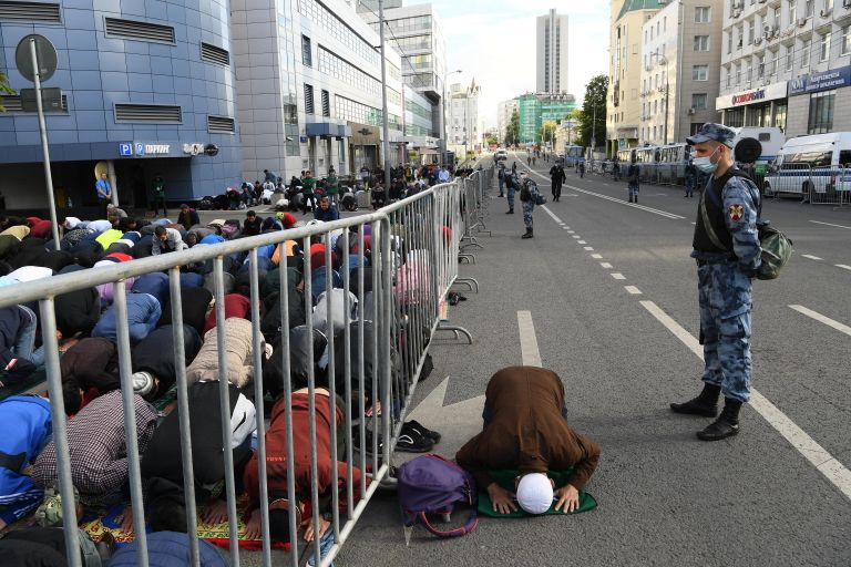 Верующие на богослужении в честь праздника Курбан-байрам возле Московской соборной мечети Верующие на богослужении в честь праздника Курбан-байрам возле Московской соборной мечети