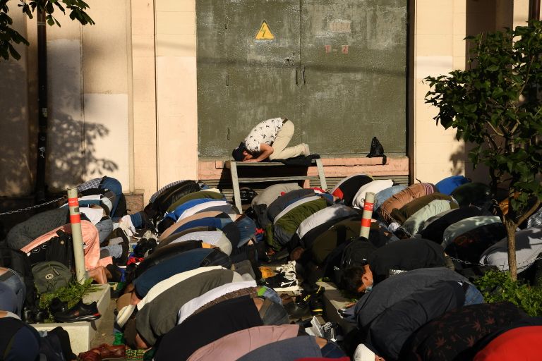 Верующие на богослужении в честь праздника Курбан-байрам возле Московской соборной мечети Верующие на богослужении в честь праздника Курбан-байрам возле Московской соборной мечети