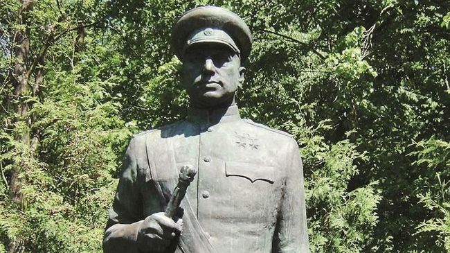 Памятник маршалу Советского Союза Константину Рокоссовскому Памятник маршалу Советского Союза Константину Рокоссовскому