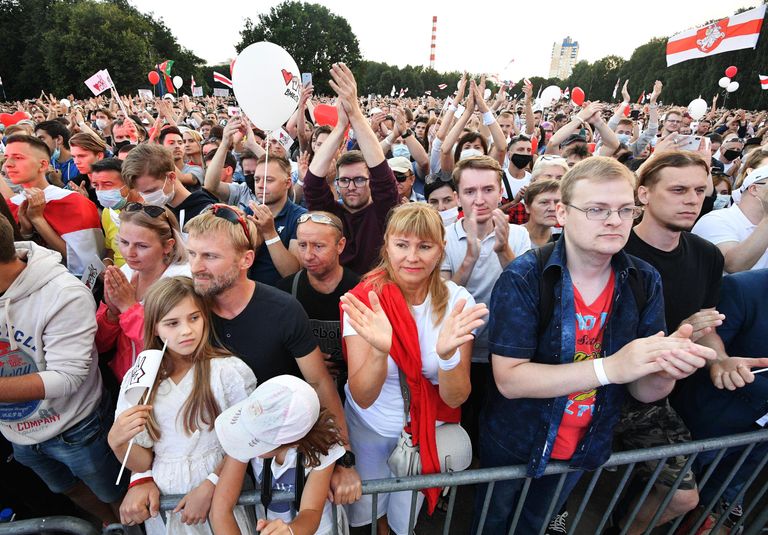 Участники митинга-встречи кандидата в президенты Беларуси Светланы Тихановской с избирателями в парке Дружбы народов в Минске