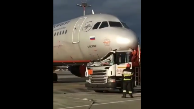 Последствия аварии с бензовозом и самолетом в Шереметьево попали на видео Последствия аварии с бензовозом и самолетом в Шереметьево попали на видео