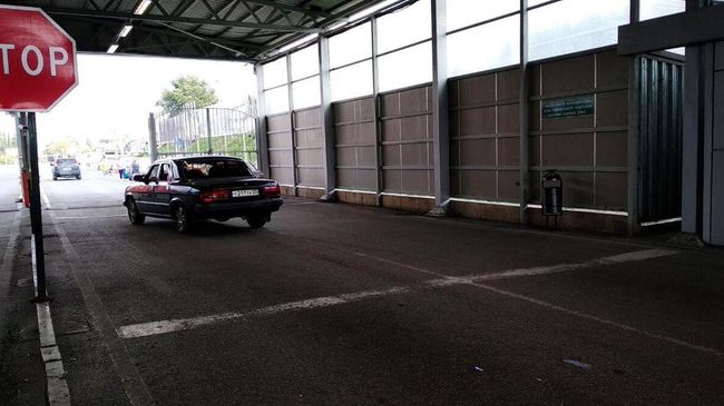 Автомобиль на абхазо-российской границе Автомобиль на абхазо-российской границе