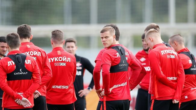 Футболист Спартака Александр Кокорин на тренировке с одноклубниками Футболист Спартака Александр Кокорин на тренировке с одноклубниками