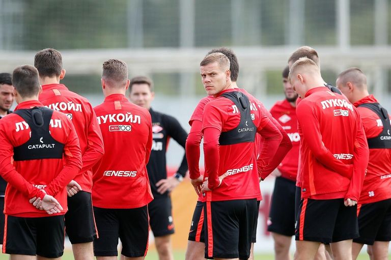 Футболист Спартака Александр Кокорин на тренировке с одноклубниками Футболист Спартака Александр Кокорин на тренировке с одноклубниками