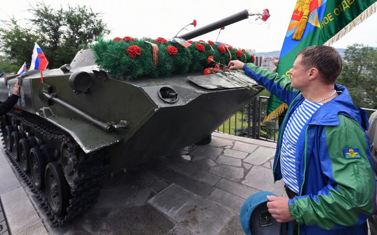 Десантник на церемонии возложения венков и цветов к мемориалу воинам-интернационалистам в день 90-летия Воздушно-десантных войск России на Поклонной горе в Красноярске Десантник на церемонии возложения венков и цветов к мемориалу воинам-интернационалистам в день 90-летия Воздушно-десантных войск России на Поклонной горе в Красноярске