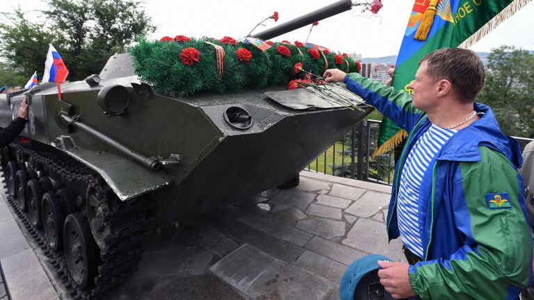 Десантник на церемонии возложения венков и цветов к мемориалу воинам-интернационалистам в день 90-летия Воздушно-десантных войск России на Поклонной горе в Красноярске Десантник на церемонии возложения венков и цветов к мемориалу воинам-интернационалистам в день 90-летия Воздушно-десантных войск России на Поклонной горе в Красноярске
