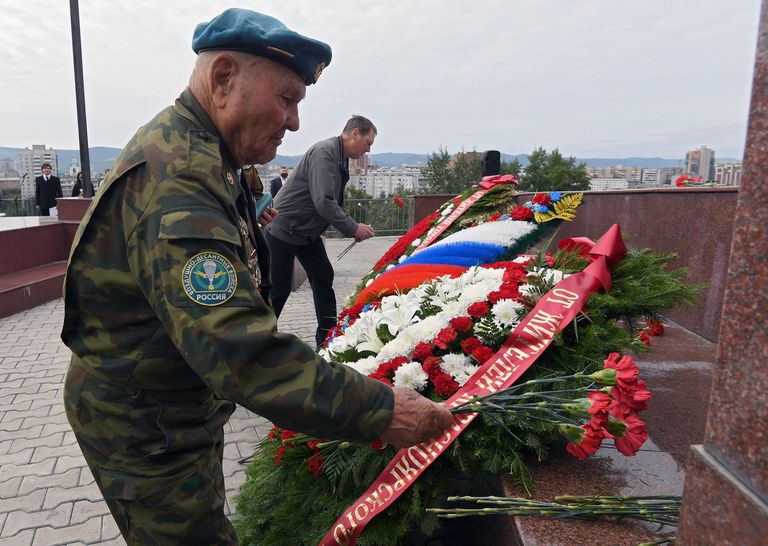 Ветеран Великой Отечественной войны, старейший десантник Георгий Ивкин на церемонии возложения венков и цветов к мемориалу воинам-интернационалистам в день 90-летия Воздушно-десантных войск России на Поклонной горе в Красноярске Ветеран Великой Отечественной войны, старейший десантник Георгий Ивкин на церемонии возложения венков и цветов к мемориалу воинам-интернационалистам в день 90-летия Воздушно-десантных войск России на Поклонной горе в Красноярске