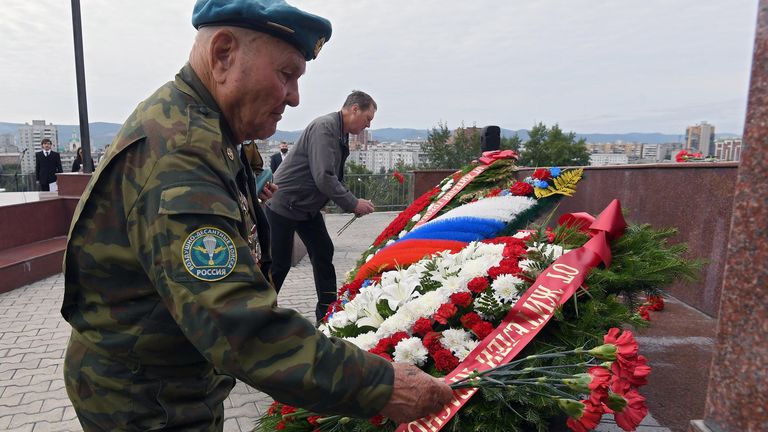 Ветеран Великой Отечественной войны, старейший десантник Георгий Ивкин на церемонии возложения венков и цветов к мемориалу воинам-интернационалистам в день 90-летия Воздушно-десантных войск России на Поклонной горе в Красноярске Ветеран Великой Отечественной войны, старейший десантник Георгий Ивкин на церемонии возложения венков и цветов к мемориалу воинам-интернационалистам в день 90-летия Воздушно-десантных войск России на Поклонной горе в Красноярске