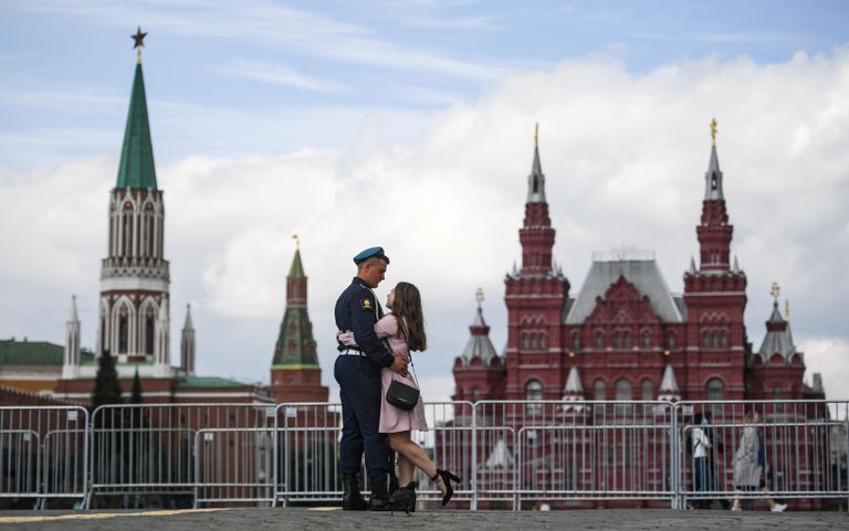 Десантник с девушкой на Красной площади в Москве Десантник с девушкой на Красной площади в Москве