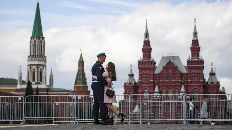 Десантник с девушкой на Красной площади в Москве Десантник с девушкой на Красной площади в Москве