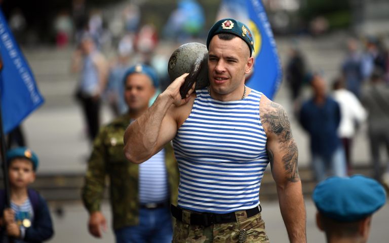 Десантники на праздновании Дня Воздушно-десантных войск в парке Горького в Москве Десантники на праздновании Дня Воздушно-десантных войск в парке Горького в Москве