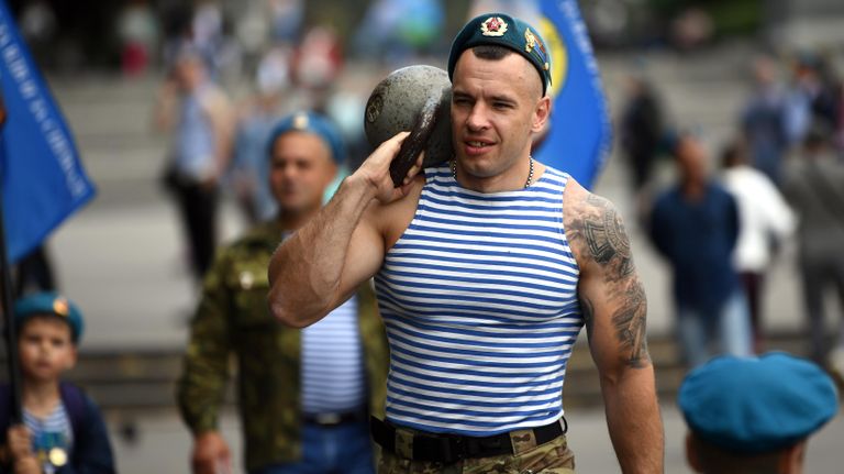 Десантники на праздновании Дня Воздушно-десантных войск в парке Горького в Москве Десантники на праздновании Дня Воздушно-десантных войск в парке Горького в Москве