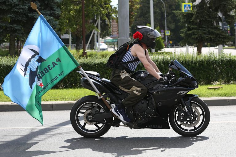 Десантник на праздновании Дня Воздушно-десантных войск в Новороссийске Десантник на праздновании Дня Воздушно-десантных войск в Новороссийске