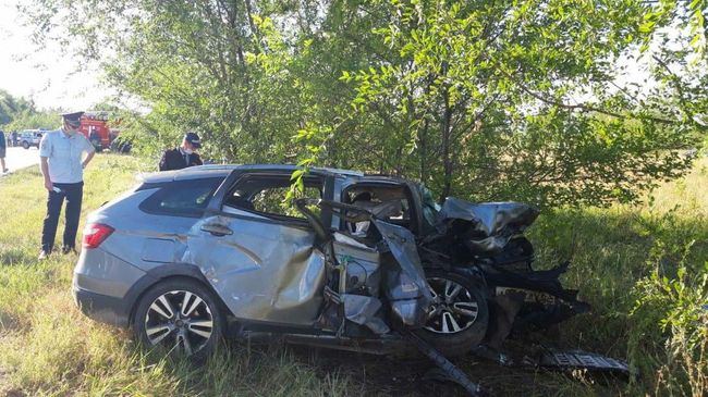 Последствия ДТП в Безенчукском районе на первом километре автодороги Самара – Волгоград