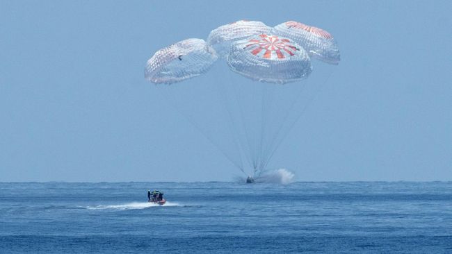 Космический корабль Crew Dragon совершает приводнение в Мексиканском заливе