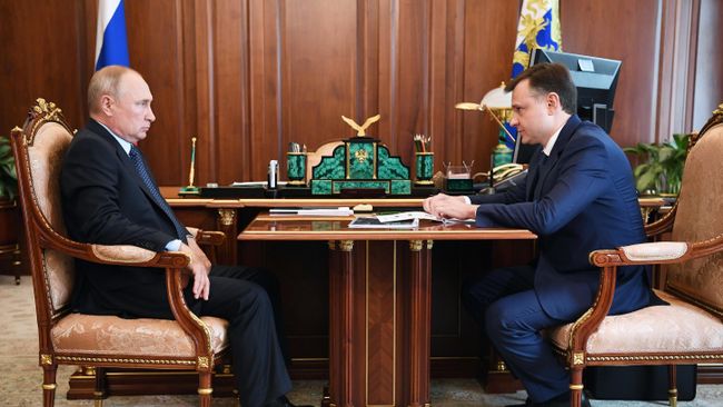 Генеральный директор, председатель правления ПАО Объединенная авиастроительная корпорация Юрий Слюсарь во время встречи с президентом РФ Владимиром Путиным Генеральный директор, председатель правления ПАО Объединенная авиастроительная корпорация Юрий Слюсарь во время встречи с президентом РФ Владимиром Путиным