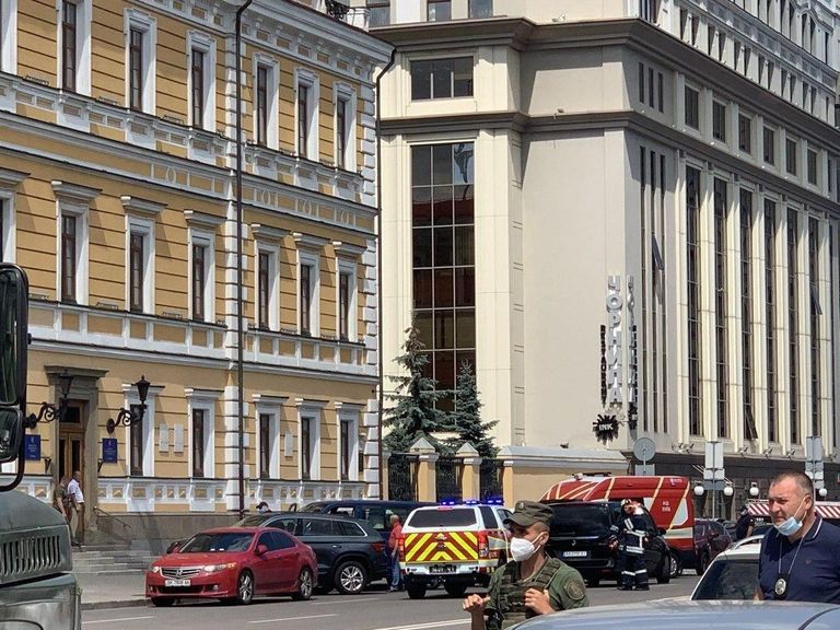 Сотрудники правоохранительных органов Украины возле бизнес-центре Леонардо в Киеве Сотрудники правоохранительных органов Украины возле бизнес-центре Леонардо в Киеве