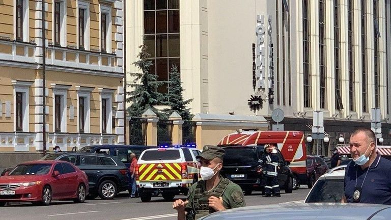 Сотрудники правоохранительных органов Украины возле бизнес-центре Леонардо в Киеве Сотрудники правоохранительных органов Украины возле бизнес-центре Леонардо в Киеве
