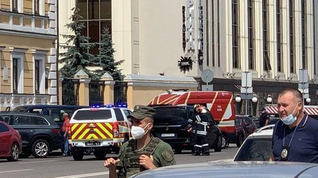 Сотрудники правоохранительных органов Украины возле бизнес-центре Леонардо в Киеве Сотрудники правоохранительных органов Украины возле бизнес-центре Леонардо в Киеве